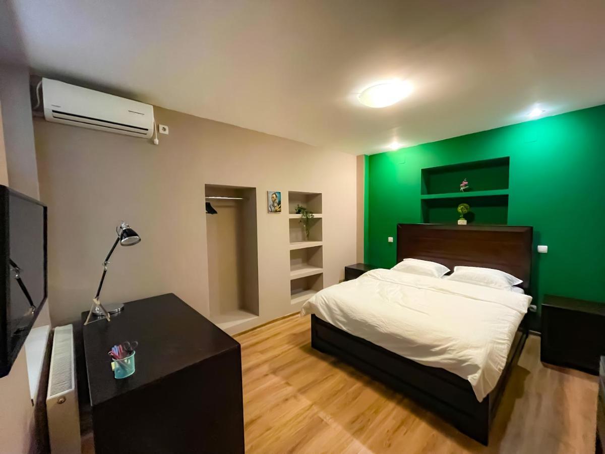 Апартаменты Cool Flat With Hot Tub In The Old Town Бухарест Экстерьер фото