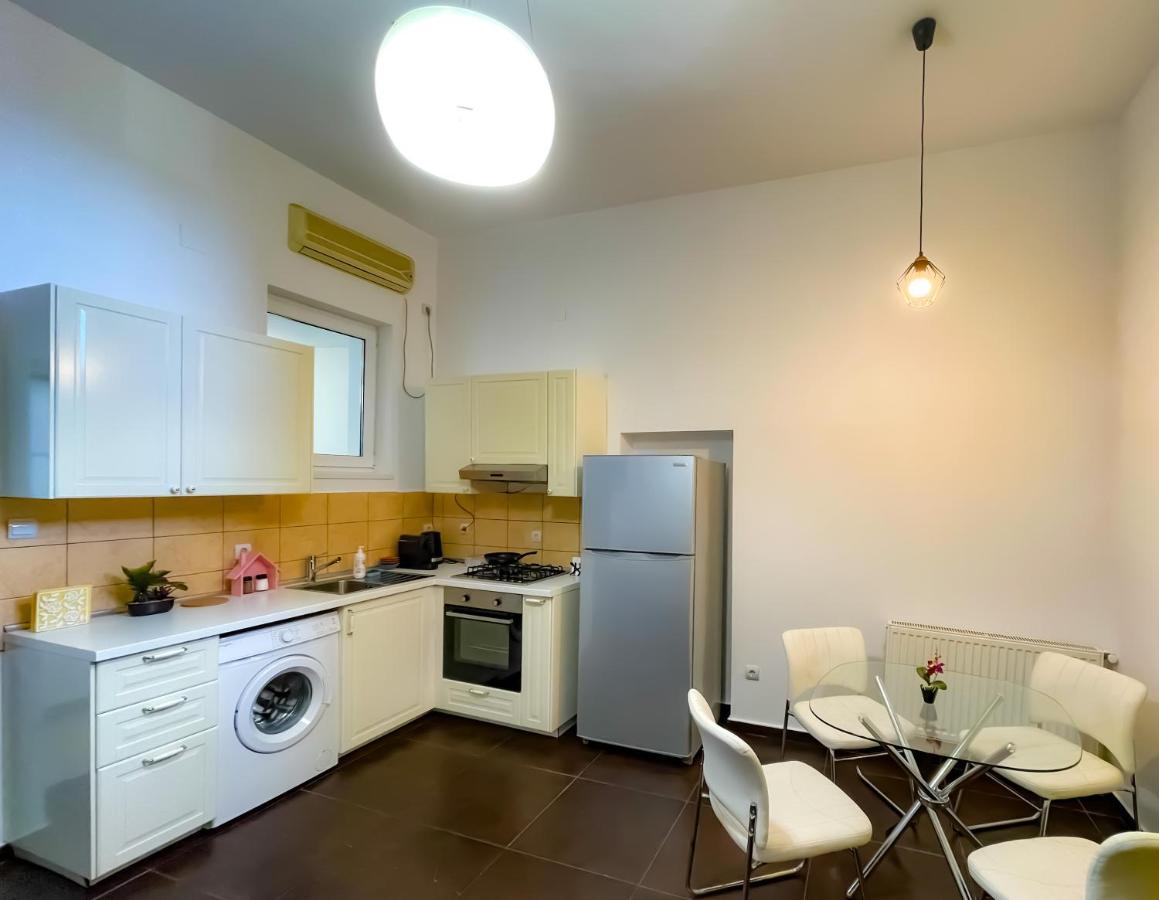 Апартаменты Cool Flat With Hot Tub In The Old Town Бухарест Экстерьер фото