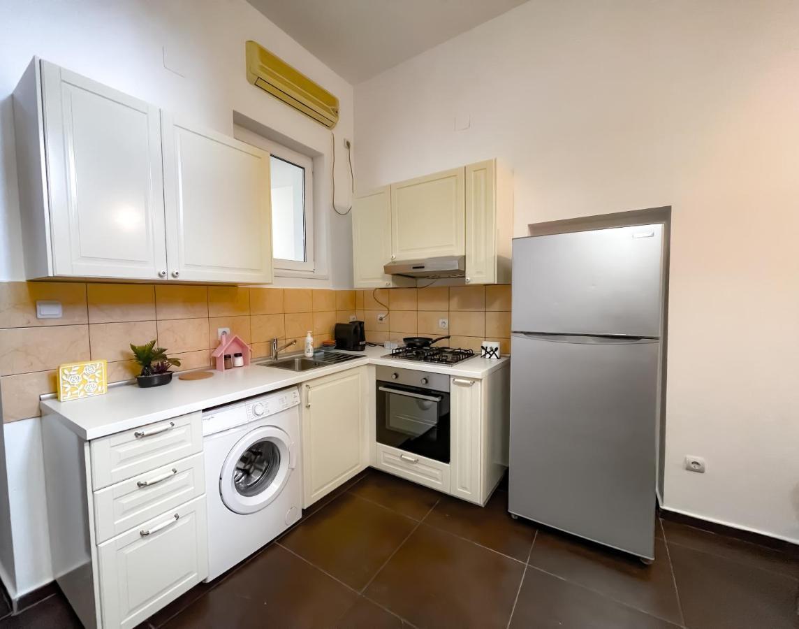 Апартаменты Cool Flat With Hot Tub In The Old Town Бухарест Экстерьер фото