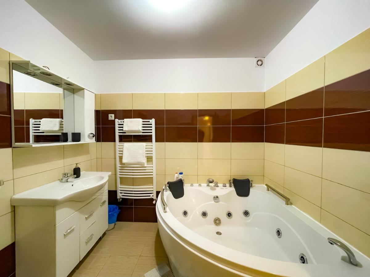 Апартаменты Cool Flat With Hot Tub In The Old Town Бухарест Экстерьер фото