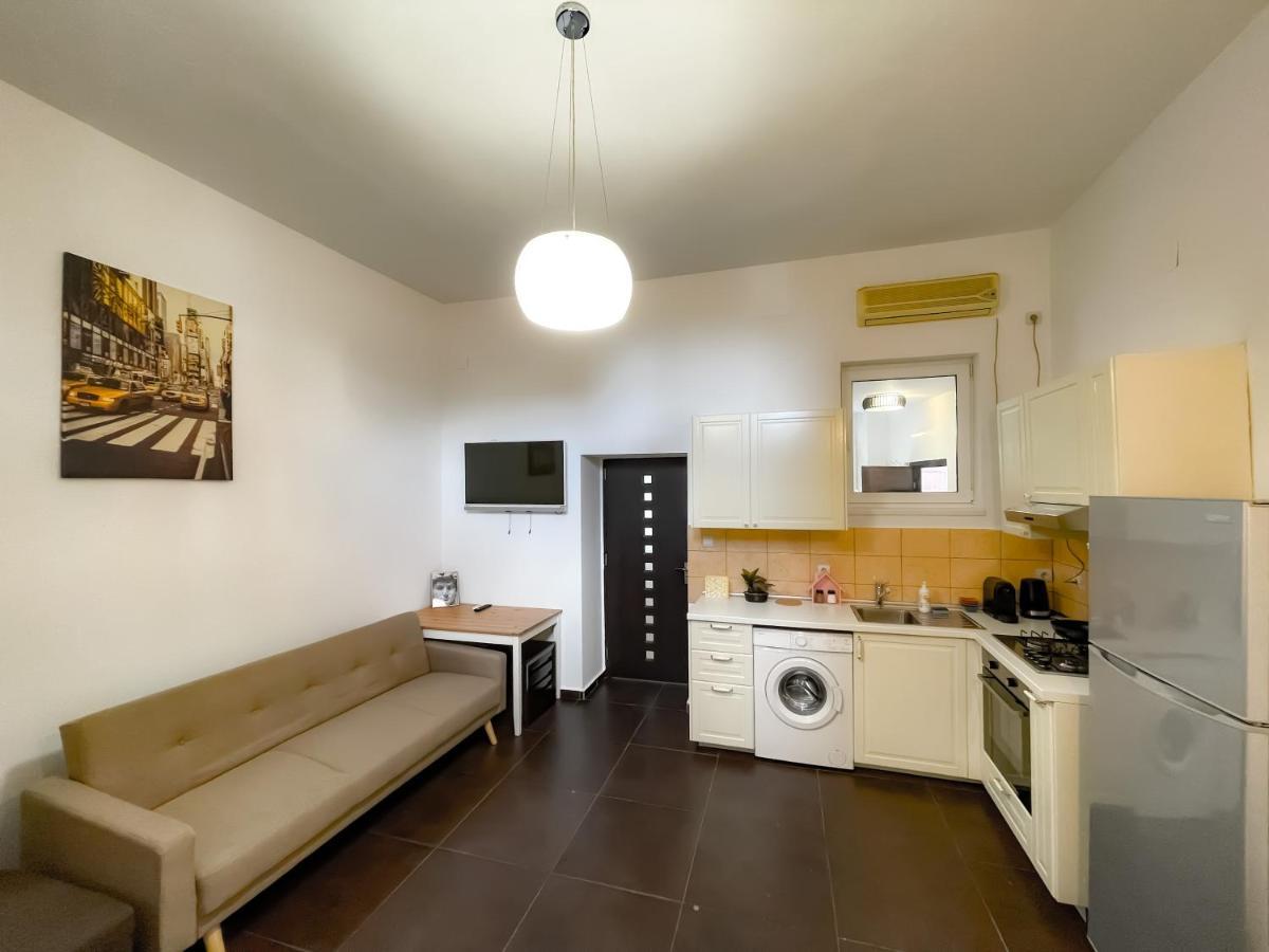 Апартаменты Cool Flat With Hot Tub In The Old Town Бухарест Экстерьер фото