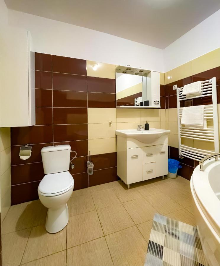 Апартаменты Cool Flat With Hot Tub In The Old Town Бухарест Экстерьер фото