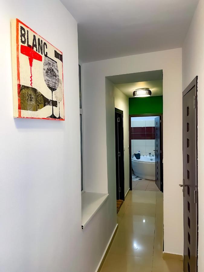 Апартаменты Cool Flat With Hot Tub In The Old Town Бухарест Экстерьер фото